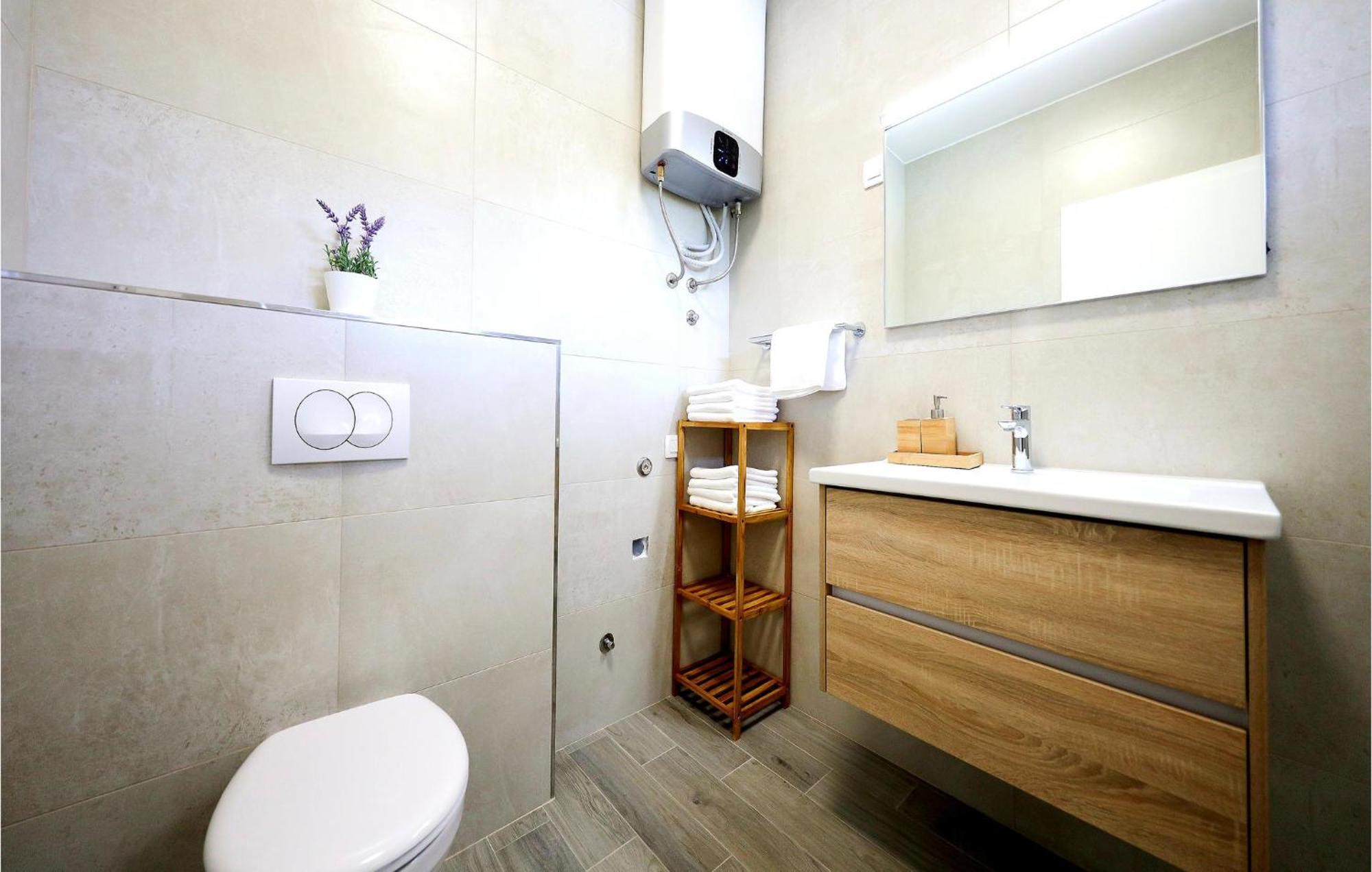 Stunning Home In Vrsi With Kitchen Extérieur photo